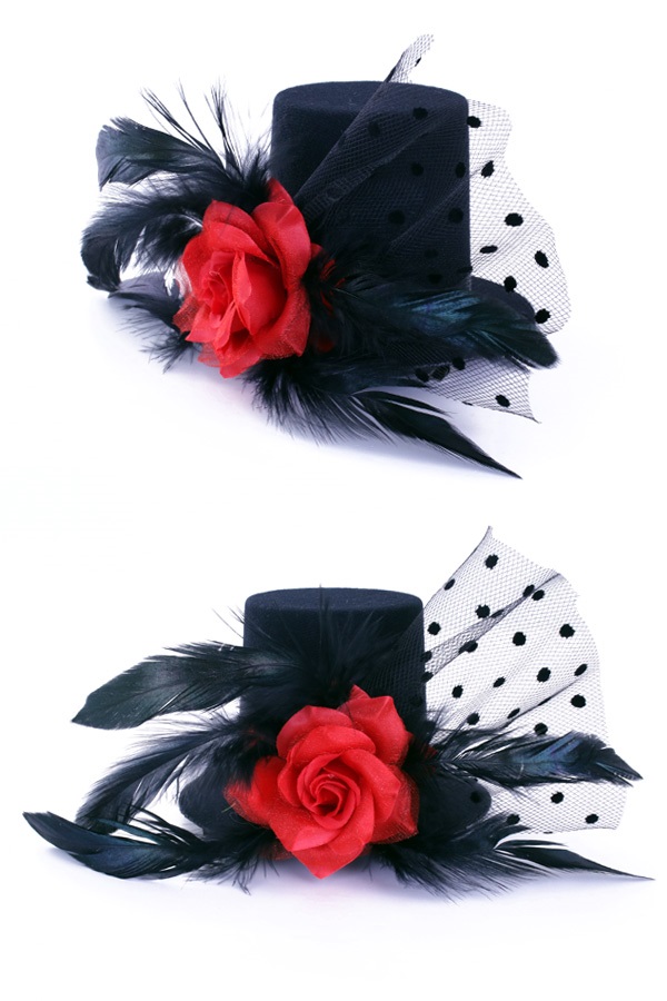 Mini hoedje zwart met roos, veren en bolletjes gaas op speldjes